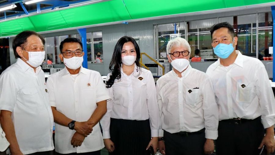 Kepala Staf Kepresidenan (KSP) Moeldoko didampingi Ketua Umum Yayasan Global CEO Indonesia Trisya Suherman dan Presiden Direktur PT Arisa, Choppy Tanudisastro smelakukan peninjauan ke produsen elektronik di Karangawen Demak Rabu (17/11/2021). (ist).
