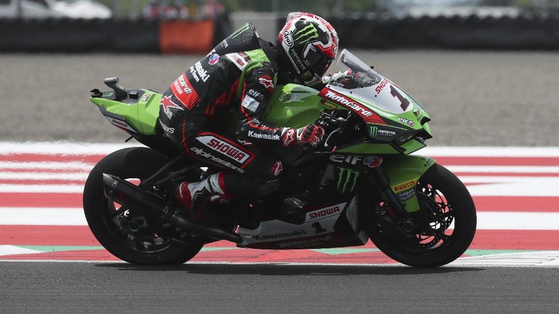 Tim GRT Yamaha Kohta Nozane dari Jepang melintas saat latihan bebas Kejuaraan Dunia Superbike 1 di Sirkuit Internasional Mandalika di Mandalika, Pulau Lombok, Indonesia, Jumat (19/11/2021). (AP Photo/Achmad Ibrahim)