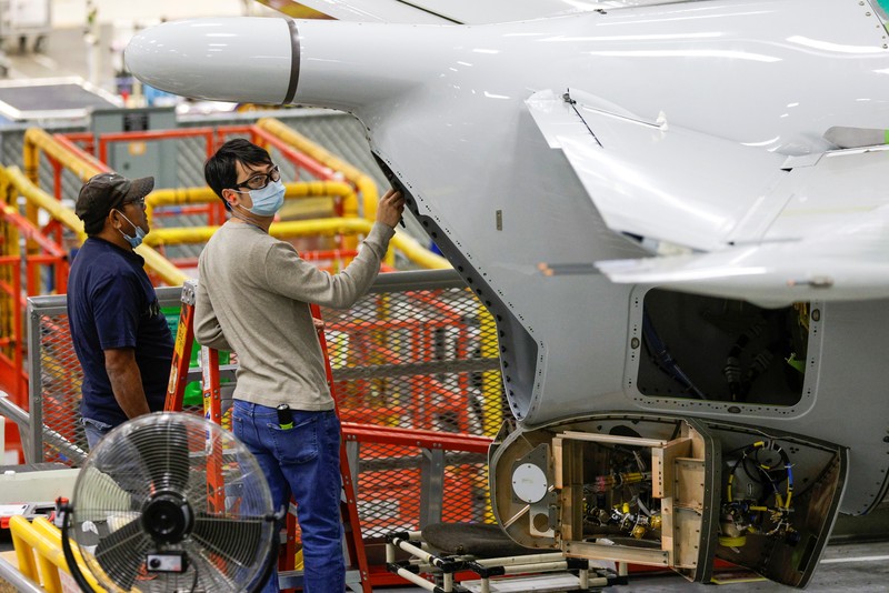 Perakitan pesawat patroli maritim Boeing P-8 Poseidon di pabrik Boeing 737 di Renton, Washington The production line for the Boeing P-8 Poseidon maritime patrol aircraft is pictured at Boeing's 737 factory in Renton, Washington, U.S. November 18, 2021. REUTERS/Jason Redmond