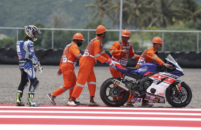 Tim GRT Yamaha Kohta Nozane dari Jepang melintas saat latihan bebas Kejuaraan Dunia Superbike 1 di Sirkuit Internasional Mandalika di Mandalika, Pulau Lombok, Indonesia Tim GRT Yamaha Kohta Nozane dari Jepang melintas saat latihan bebas Kejuaraan Dunia Superbike 1 di Sirkuit Internasional Mandalika di Mandalika, Pulau Lombok, Indonesia, Jumat (19/11/2021). (AP Photo/Achmad Ibrahim)