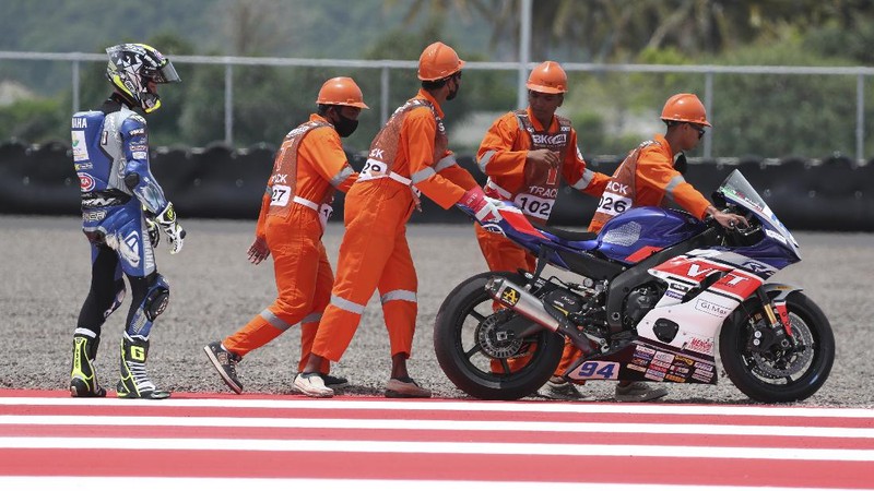 Tim GRT Yamaha Kohta Nozane dari Jepang melintas saat latihan bebas Kejuaraan Dunia Superbike 1 di Sirkuit Internasional Mandalika di Mandalika, Pulau Lombok, Indonesia, Jumat (19/11/2021). (AP Photo/Achmad Ibrahim)