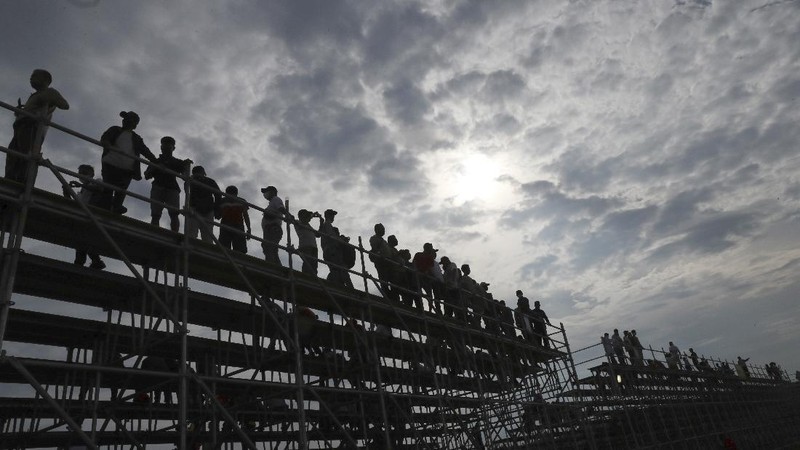 Tim GRT Yamaha Kohta Nozane dari Jepang melintas saat latihan bebas Kejuaraan Dunia Superbike 1 di Sirkuit Internasional Mandalika di Mandalika, Pulau Lombok, Indonesia, Jumat (19/11/2021). (AP Photo/Achmad Ibrahim)