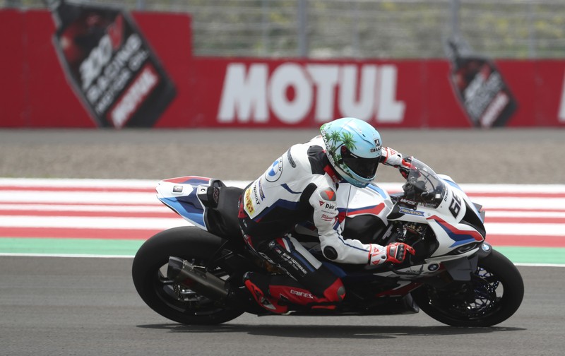 Tim GRT Yamaha Kohta Nozane dari Jepang melintas saat latihan bebas Kejuaraan Dunia Superbike 1 di Sirkuit Internasional Mandalika di Mandalika, Pulau Lombok, Indonesia Tim GRT Yamaha Kohta Nozane dari Jepang melintas saat latihan bebas Kejuaraan Dunia Superbike 1 di Sirkuit Internasional Mandalika di Mandalika, Pulau Lombok, Indonesia, Jumat (19/11/2021). (AP Photo/Achmad Ibrahim)