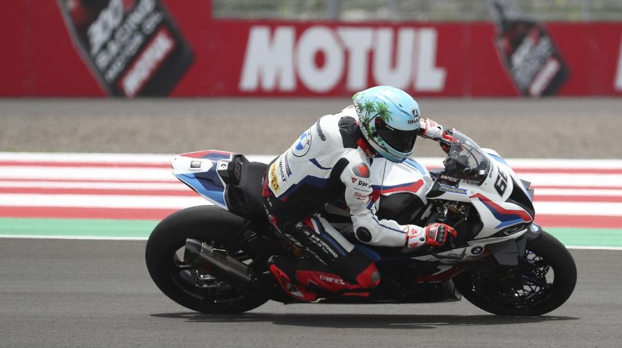 Tim GRT Yamaha Kohta Nozane dari Jepang melintas saat latihan bebas Kejuaraan Dunia Superbike 1 di Sirkuit Internasional Mandalika di Mandalika, Pulau Lombok, Indonesia, Jumat (19/11/2021). (AP Photo/Achmad Ibrahim)