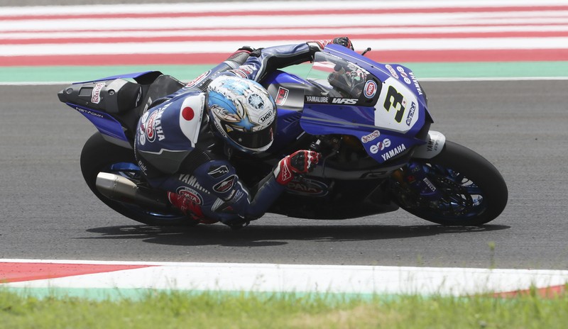 Tim GRT Yamaha Kohta Nozane dari Jepang melintas saat latihan bebas Kejuaraan Dunia Superbike 1 di Sirkuit Internasional Mandalika di Mandalika, Pulau Lombok, Indonesia Tim GRT Yamaha Kohta Nozane dari Jepang melintas saat latihan bebas Kejuaraan Dunia Superbike 1 di Sirkuit Internasional Mandalika di Mandalika, Pulau Lombok, Indonesia, Jumat (19/11/2021). (AP Photo/Achmad Ibrahim)