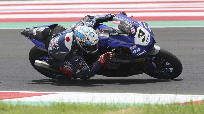 Tim GRT Yamaha Kohta Nozane dari Jepang melintas saat latihan bebas Kejuaraan Dunia Superbike 1 di Sirkuit Internasional Mandalika di Mandalika, Pulau Lombok, Indonesia, Jumat (19/11/2021). (AP Photo/Achmad Ibrahim)