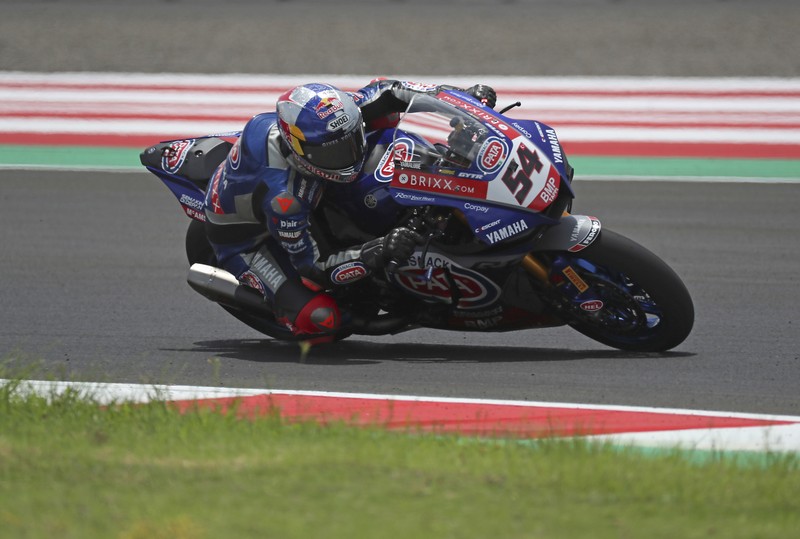 Tim GRT Yamaha Kohta Nozane dari Jepang melintas saat latihan bebas Kejuaraan Dunia Superbike 1 di Sirkuit Internasional Mandalika di Mandalika, Pulau Lombok, Indonesia Tim GRT Yamaha Kohta Nozane dari Jepang melintas saat latihan bebas Kejuaraan Dunia Superbike 1 di Sirkuit Internasional Mandalika di Mandalika, Pulau Lombok, Indonesia, Jumat (19/11/2021). (AP Photo/Achmad Ibrahim)