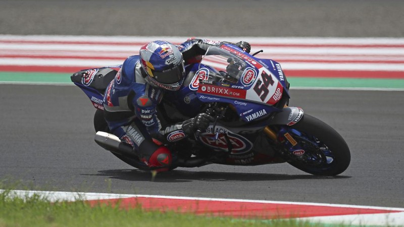 Tim GRT Yamaha Kohta Nozane dari Jepang melintas saat latihan bebas Kejuaraan Dunia Superbike 1 di Sirkuit Internasional Mandalika di Mandalika, Pulau Lombok, Indonesia, Jumat (19/11/2021). (AP Photo/Achmad Ibrahim)
