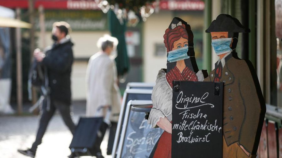 Figures covered with face masks are seen at the Viktualienmarkt, amid the coronavirus disease (COVID-19) pandemic, in Munich, Germany, November 19, 2021. REUTERS/Michaela Reel