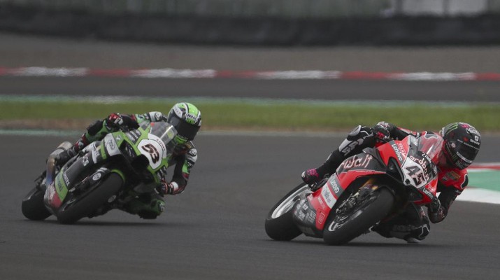 Aruba Racing Ducati, Scott Redding dan Kawasaki Puccetti Racing, Tito Rabat Saat latihan bebas Kejuaraan Dunia Superbike di Sirkuit Internasional Mandalika, wsbk Aruba Racing Ducati, Scott Redding dari Inggris (kanan) dan Kawasaki Puccetti Racing, Tito Rabat dari Spanyol melintas saat latihan bebas Kejuaraan Dunia Superbike di Sirkuit Internasional Mandalika di Mandalika, Pulau Lombok, Indonesia, Sabtu, 20 November 2021. (AP Photo/Achmad Ibrahim)