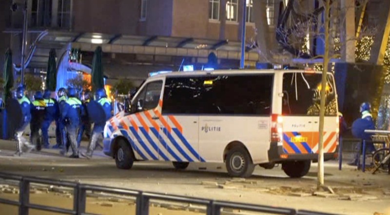 Demo Lockdown Belanda In this image taken from video, demonstrators protest against government restrictions due to the coronavirus pandemic, Friday, Nov. 19, 2021, in Rotterdam, Netherlands. Police fired warning shots, injuring an unknown number of people, as riots broke out Friday night in downtown Rotterdam at a demonstration against plans by the government to restrict access for unvaccinated people to some venues. (Media TV Rotterdam via AP)