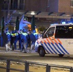 Demo Tolak Lockdown di Belanda Rusuh, Mobil Polisi Dibakar!