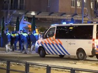 Demo Tolak Lockdown di Belanda Rusuh, Mobil Polisi Dibakar!