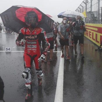 Hujan Badai Bikin Bubar Balapan Superbike di Mandalika