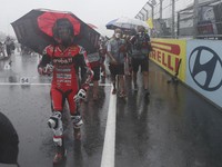 Hujan Badai Bikin Bubar Balapan Superbike di Mandalika