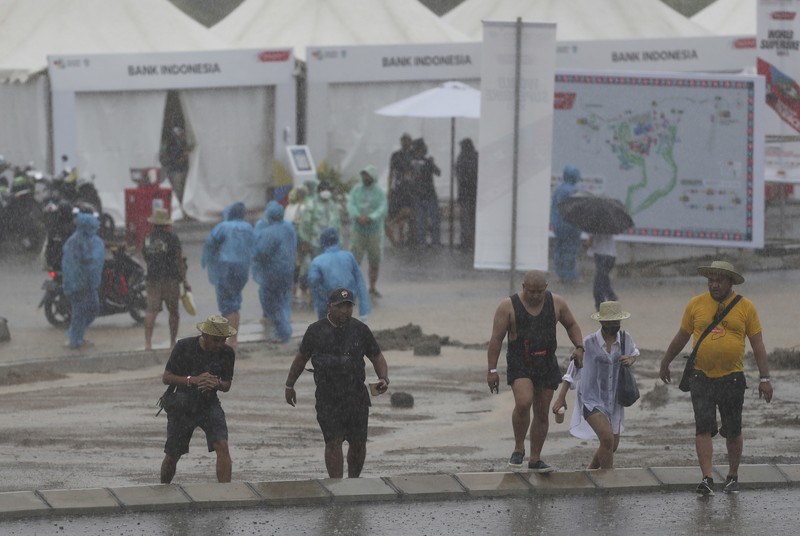 Hujan Sebabkan Penundaan Race 1 Kejuaraan Dunia Superbike di Sirkuit Internasional Mandalika Seorang mekanik mendorong sepeda motor ke paddock di tengah hujan lebat menjelang Race 1 Kejuaraan Dunia Superbike di Sirkuit Internasional Mandalika di Mandalika, Pulau Lombok, Indonesia, Sabtu, 20 November 2021. Kondisi cuaca pada hari Sabtu menyebabkan penundaan Race 1 hingga Minggu, 21 November. (AP Photo/Achmad Ibrahim)