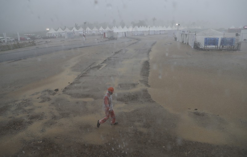 Hujan Sebabkan Penundaan Race 1 Kejuaraan Dunia Superbike di Sirkuit Internasional Mandalika Seorang mekanik mendorong sepeda motor ke paddock di tengah hujan lebat menjelang Race 1 Kejuaraan Dunia Superbike di Sirkuit Internasional Mandalika di Mandalika, Pulau Lombok, Indonesia, Sabtu, 20 November 2021. Kondisi cuaca pada hari Sabtu menyebabkan penundaan Race 1 hingga Minggu, 21 November. (AP Photo/Achmad Ibrahim)