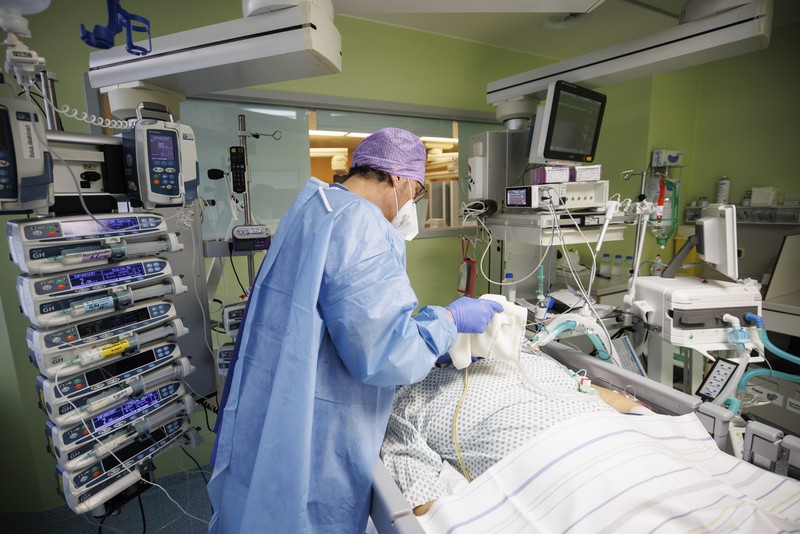 Intubated COVID-19 patients are seen in a crowded COVID-19 ICU ward at Bucharest's University Hospital, in Bucharest, Romania, October 29, 2021. Inquam Photos/Octav Ganea via REUTERS ATTENTION EDITORS - THIS IMAGE WAS PROVIDED BY A THIRD PARTY. ROMANIA OUT. NO COMMERCIAL OR EDITORIAL SALES IN ROMANIA