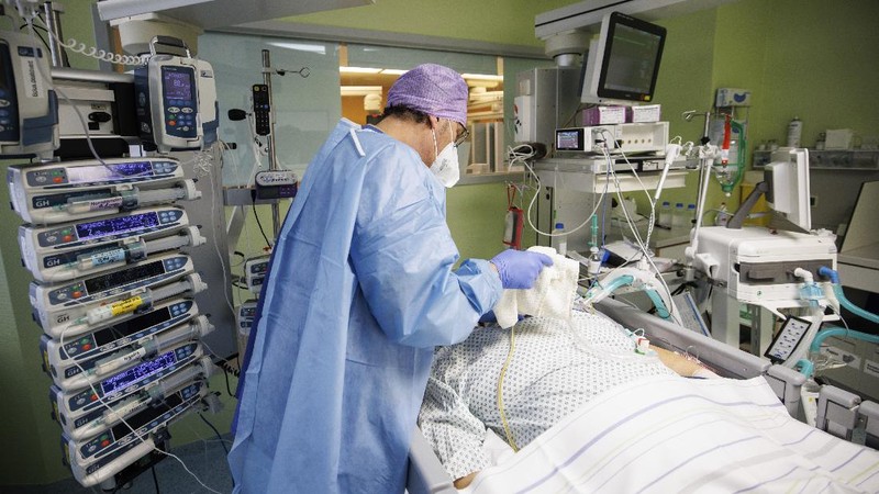 Intubated COVID-19 patients are seen in a crowded COVID-19 ICU ward at Bucharest's University Hospital, in Bucharest, Romania, October 29, 2021. Inquam Photos/Octav Ganea via REUTERS ATTENTION EDITORS - THIS IMAGE WAS PROVIDED BY A THIRD PARTY. ROMANIA OUT. NO COMMERCIAL OR EDITORIAL SALES IN ROMANIA
