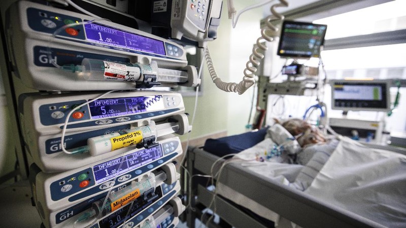 Lorenz Nowak, head physician of the Clinic for Intensive Care Medicine, treats a COVID-19 patient in the ICU of the Asklepios Clinic, in Gauting, Germany, Friday, Nov. 19, 2021. The head of Germany’s disease control agency said Friday that the country has entered into a “nationwide state of emergency” because of surging coronavirus infections. The head of the Robert Koch Institute said regular medical care cannot be guaranteed anymore in some parts of the country because hospitals and intensive care wards are overstretched. (Matthias Balk/dpa via AP)