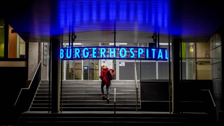 Rumah Sakit di Frankfurt Jerman A woman walks up the stairs of a hospital in Frankfurt, Friday, Nov. 19, 2021. The government announced that the hospitalization rate will decide about further restrictions to avoid the outspread of the coronavirus. (AP Photo/Michael Probst)