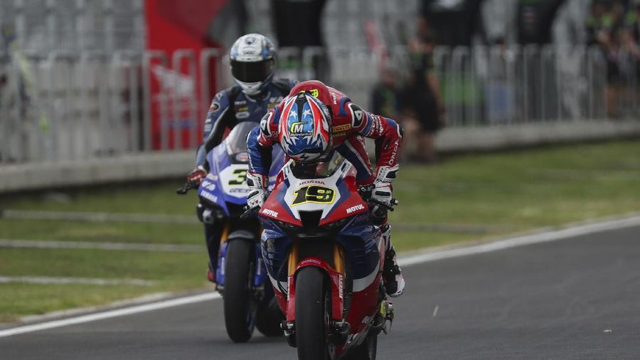 Team HRC, Alvaro Bautista dari Spanyol mencium motornya saat mengikuti Kejuaraan Dunia Superbike di Sirkuit Internasional Mandalika di Mandalika, Pulau Lombok, Indonesia, Sabtu, 20 November 2021. (AP Photo/Achmad Ibrahim)