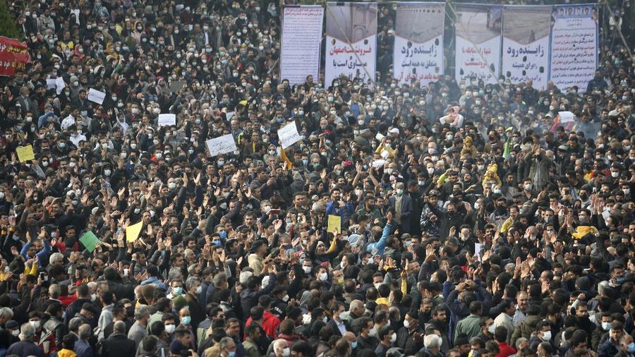 Demo di Iran imbas sungai kering. (AP/Hamidreza Nikoomaram)
