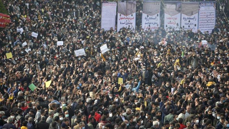 Demo di Iran imbas sungai kering. (AP/Hamidreza Nikoomaram)