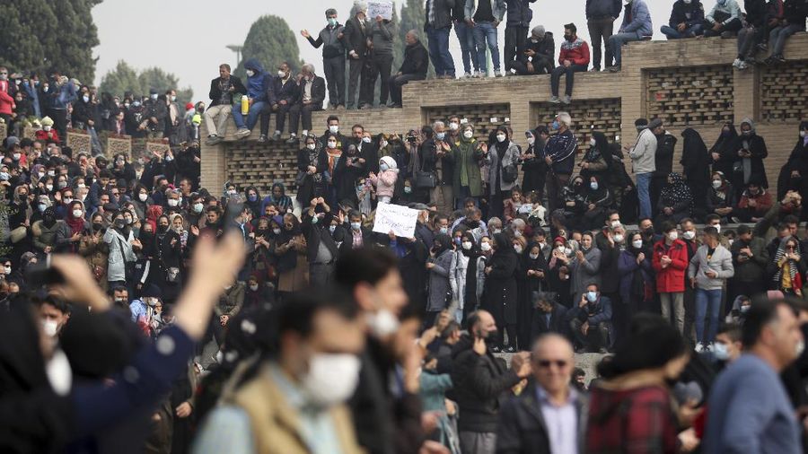 Demo di Iran imbas sungai kering. (AP/Hamidreza Nikoomaram)