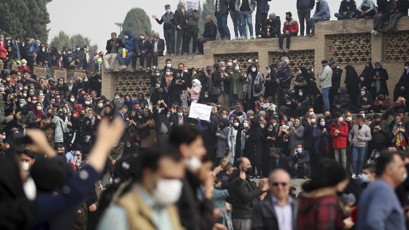 Demo di Iran imbas sungai kering. (AP/Hamidreza Nikoomaram)