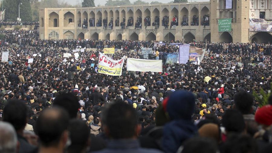 Demo di Iran imbas sungai kering. (AP/Hamidreza Nikoomaram)