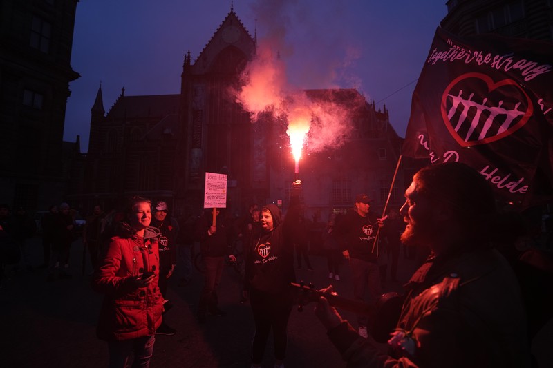Para demonstran berdemo menentang lockdown di Rotterdam, Belanda. (REUTERS/EVA PLEVIER)
