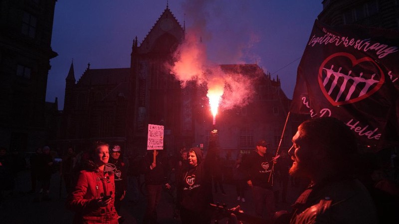 Para demonstran berdemo menentang lockdown di Rotterdam, Belanda. (REUTERS/EVA PLEVIER)