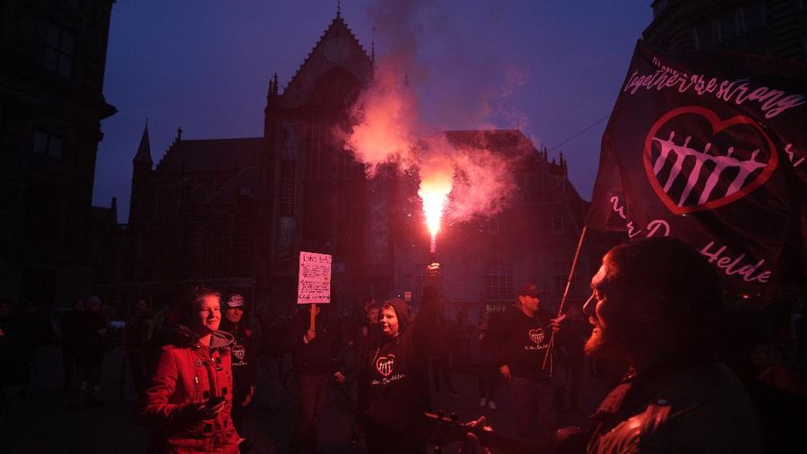 Demo rusuh anti lockdown di Belanda. (AP/Peter Dejong)