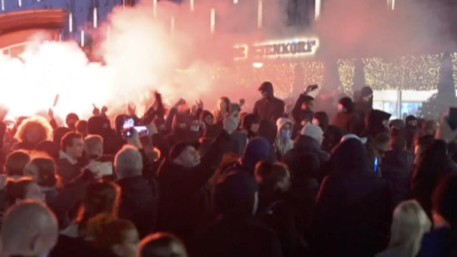 Para demonstran berdemo menentang lockdown di Rotterdam, Belanda. . (Media TV Rotterdam via AP)