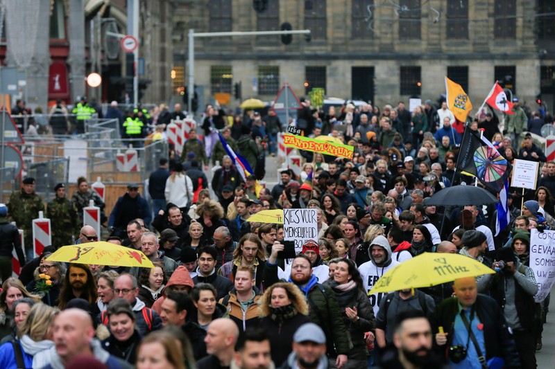 Para demonstran berdemo menentang lockdown di Rotterdam, Belanda. (REUTERS/EVA PLEVIER)