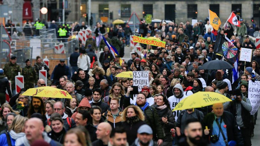 Para demonstran berdemo menentang lockdown di Rotterdam, Belanda. (REUTERS/EVA PLEVIER)