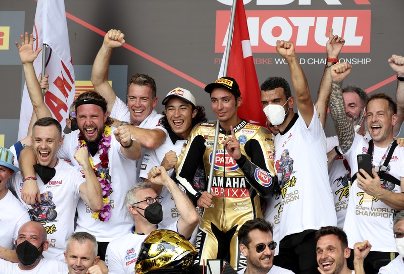 Toprak Razgatlioglu memastikan diri menjadi juara dunia WSBK 2021. Di MotoGP Mandalika ia finis sebagai runner up. (AP/Achmad Ibrahim) Toprak Razgatlioglu memastikan diri menjadi juara dunia WSBK 2021. Di MotoGP Mandalika ia finis sebagai runner up. (AP/Achmad Ibrahim)