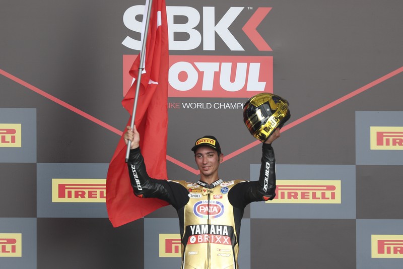 Toprak Razgatlioglu memastikan diri menjadi juara dunia WSBK 2021. Di MotoGP Mandalika ia finis sebagai runner up. (AP/Achmad Ibrahim) Toprak Razgatlioglu memastikan diri menjadi juara dunia WSBK 2021. Di MotoGP Mandalika ia finis sebagai runner up. (AP/Achmad Ibrahim)