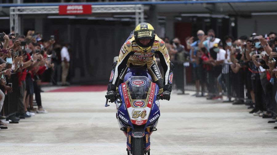 Toprak Razgatlioglu memastikan diri menjadi juara dunia WSBK 2021. Di MotoGP Mandalika ia finis sebagai runner up. (AP/Achmad Ibrahim)