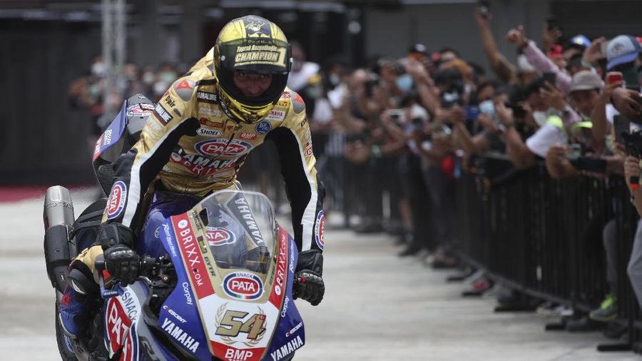 Toprak Razgatlioglu memastikan diri menjadi juara dunia WSBK 2021. Di MotoGP Mandalika ia finis sebagai runner up. (AP/Achmad Ibrahim)