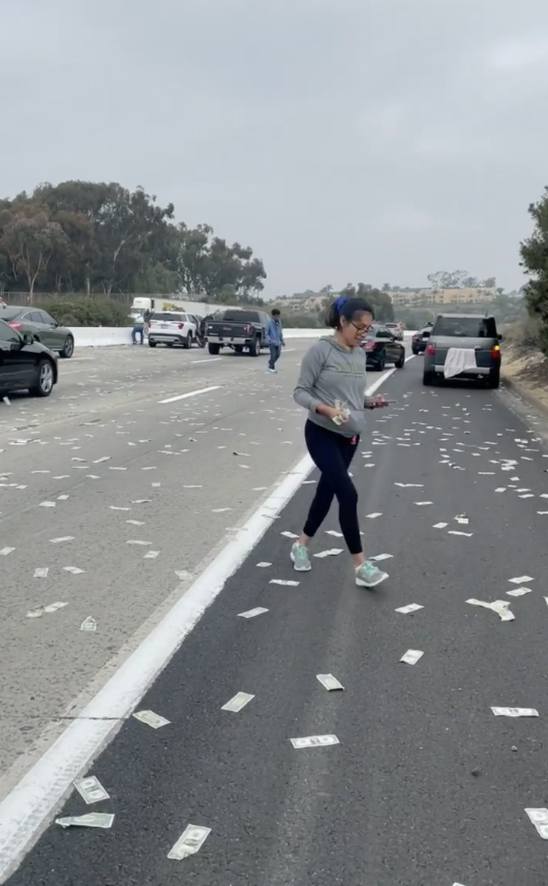 Warga berhamburan keluar mobil untuk memunguti uang dari 'hujan duit' di tol California, Amerika Serikat. Akibat kehebohan ini pun memicu kemacetan. (Instagram @demibagby) Warga berhamburan keluar mobil untuk memunguti uang dari 'hujan duit' di tol California, Amerika Serikat. Akibat kehebohan ini pun memicu kemacetan. (Instagram @demibagby)