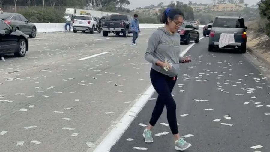 Warga berhamburan keluar mobil untuk memunguti uang dari 'hujan duit' di tol California, Amerika Serikat. Akibat kehebohan ini pun memicu kemacetan. (Instagram @demibagby)