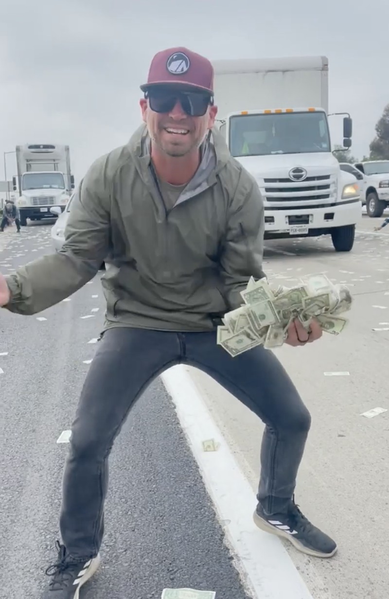 Warga berhamburan keluar mobil untuk memunguti uang dari 'hujan duit' di tol California, Amerika Serikat. Akibat kehebohan ini pun memicu kemacetan. (Instagram @demibagby) Warga berhamburan keluar mobil untuk memunguti uang dari 'hujan duit' di tol California, Amerika Serikat. Akibat kehebohan ini pun memicu kemacetan. (Instagram @demibagby)