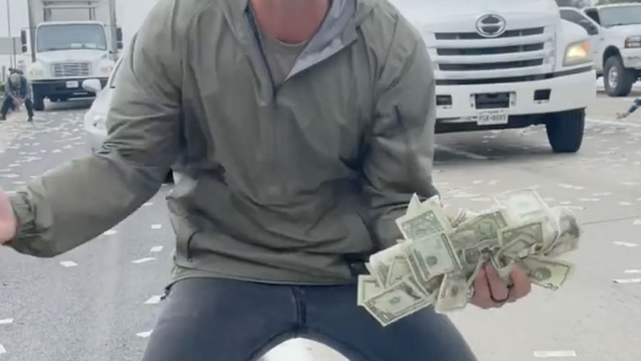 Warga berhamburan keluar mobil untuk memunguti uang dari 'hujan duit' di tol California, Amerika Serikat. Akibat kehebohan ini pun memicu kemacetan. (Instagram @demibagby)