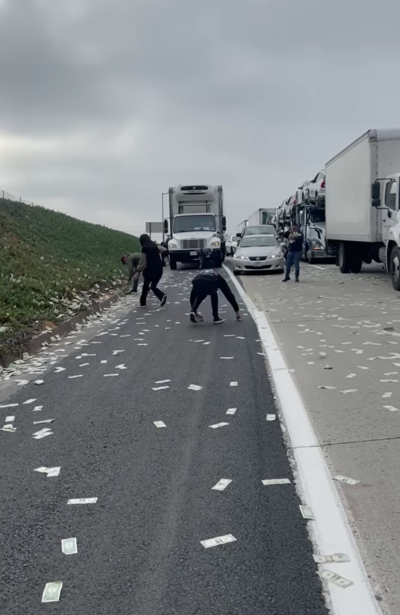 Warga berhamburan keluar mobil untuk memunguti uang dari 'hujan duit' di tol California, Amerika Serikat. Akibat kehebohan ini pun memicu kemacetan. (Instagram @demibagby) Warga berhamburan keluar mobil untuk memunguti uang dari 'hujan duit' di tol California, Amerika Serikat. Akibat kehebohan ini pun memicu kemacetan. (Instagram @demibagby)