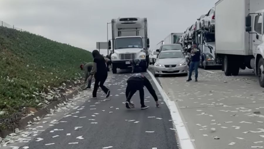 Warga berhamburan keluar mobil untuk memunguti uang dari 'hujan duit' di tol California, Amerika Serikat. Akibat kehebohan ini pun memicu kemacetan. (Instagram @demibagby)