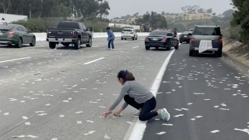 Warga berhamburan keluar mobil untuk memunguti uang dari 'hujan duit' di tol California, Amerika Serikat. Akibat kehebohan ini pun memicu kemacetan. (Instagram @demibagby) Warga berhamburan keluar mobil untuk memunguti uang dari 'hujan duit' di tol California, Amerika Serikat. Akibat kehebohan ini pun memicu kemacetan. (Instagram @demibagby)