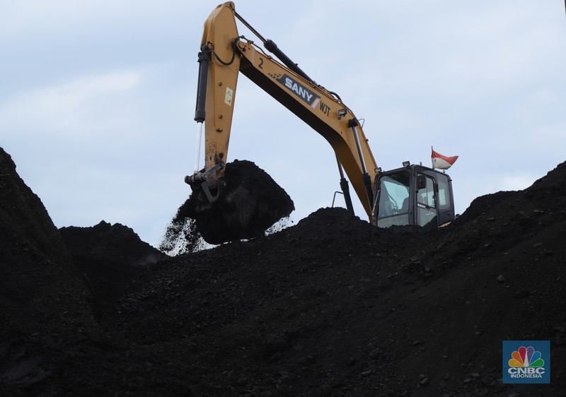 Aktivitas Bongkar Muat Batu Bara Pekerja membersihkan sisa-sisa batu bara yang berada di luar kapal tongkang pada saat bongkar muat di Pelabuhan Tanjung Priok, Jakarta, Senin (22/11/2021). Pemerintah Indonesia berambisi untuk mengurangi besar-besaran konsumsi batu bara di dalam negeri, bahkan tak mustahil bila meninggalkannya sama sekali. Hal ini tak lain demi mencapai target netral karbon pada 2060 atau lebih cepat, seperti yang dikampanyekan banyak negara di dunia. (CNBC Indonesia/ Tri Susilo)