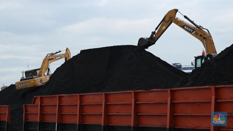 Pekerja membersihkan sisa-sisa batu bara yang berada di luar kapal tongkang pada saat bongkar muat di Pelabuhan Tanjung Priok, Jakarta, Senin (22/11/2021). Pemerintah Indonesia berambisi untuk mengurangi besar-besaran konsumsi batu bara di dalam negeri, bahkan tak mustahil bila meninggalkannya sama sekali. Hal ini tak lain demi mencapai target netral karbon pada 2060 atau lebih cepat, seperti yang dikampanyekan banyak negara di dunia. (վ/ Tri Susilo)